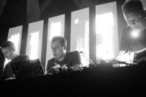Plaid live electronics set in bianco e nero