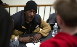 Rakim in concerto Hip Hop, con il suo stile lirico unico che ha definito il flow moderno