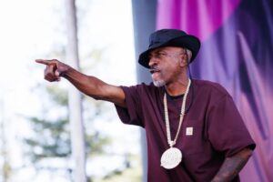 Rakim sul palco durante una performance Hip Hop dal vivo, microfono in mano
