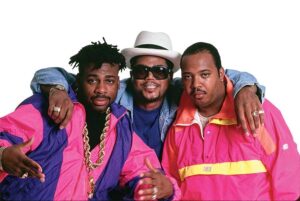 Run-DMC in posa con i cappelli fedora neri e le tute Adidas, simbolo dell'Hip Hop anni '80