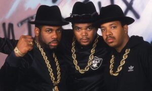 Run-DMC ritratti in posa, fondatori della new school Hip Hop di New York