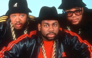 Run e DMC con Jam Master Jay, il trio che ha trasformato il rap in fenomeno globale