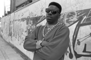 Schoolly D nel 1986, il rapper di Philadelphia che con P.S.K. What Does It Mean ha fondato il Gangsta Rap