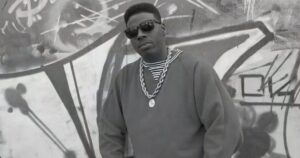 Schoolly D in posa, autore di P.S.K. e Saturday Night che codifico il suono del Gangsta Rap