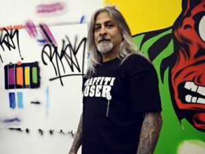 Richard Mirando Seen, opera su tela con spray paint