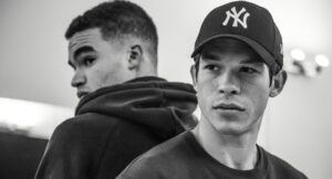 Scena dal biopic Suprême dedicato a NTM, con JoeyStarr e Kool Shen, pionieri del rap francese delle banlieue