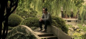Synkro fotografato in un giardino zen durante un'intervista