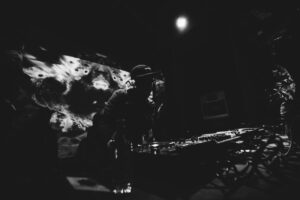 Synkro live electronics in bianco e nero: performance UK bass music