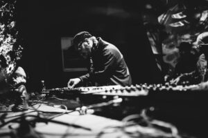 Synkro in concerto: live electronics e Future Garage dal vivo