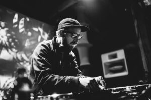 Synkro durante una performance live: il producer britannico di Future Garage e UK bass music