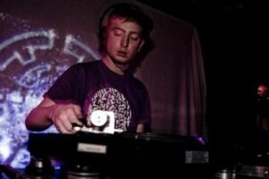 Synkro in consolle durante un live UK Garage e Future Garage