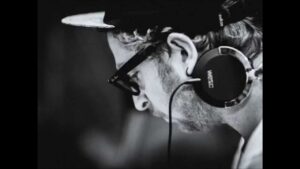Synkro: ritratto in bianco e nero del producer di Manchester