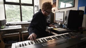 Studio di Synkro: Juno-6, SH-101 e altri strumenti analogici