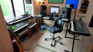 Lo studio di Synkro con sintetizzatori analogici e strumentazione hardware