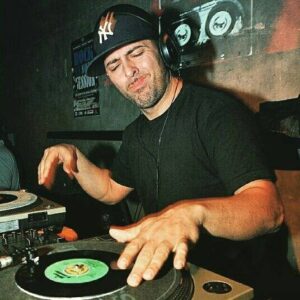 The Next-One come DJ in action, doppia identità performer e musicista hip hop