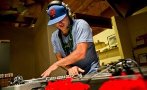 The Next-One nel suo studio privato mentre mixa dischi vinile, produzione hip hop