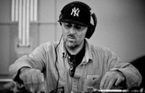 Scena di Breaking underground Italia anni 80, b-boy in freeze