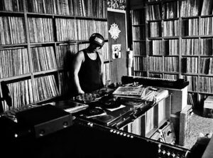 The Next-One in un negozio di dischi mentre seleziona vinili, cultura hip hop