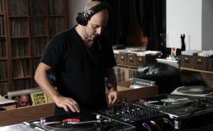 The Next-One sui piatti da DJ, mix vinile hip hop underground