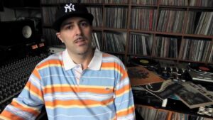 The Next-One in studio di registrazione durante sessione di produzione musicale hip hop