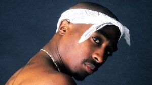 Graffiti murale tributo a Tupac Shakur in ambiente urbano