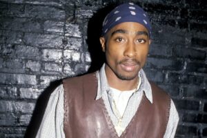 Tupac Shakur nel 1994, prima della firma con Death Row Records e della pubblicazione di All Eyez on Me