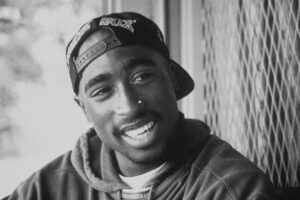 Tupac Shakur in un ritratto artistico in bianco e nero