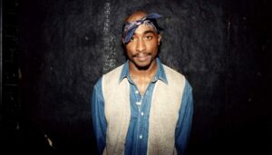 Tupac Shakur fotografato durante un evento, icona dell'Hip Hop anni '90