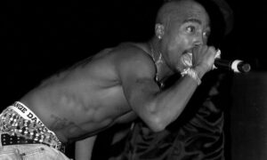 Tupac Shakur durante una performance live, anni '90, Hip Hop West Coast