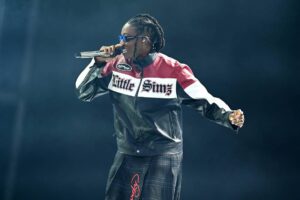 Little Simz durante una performance live sul palco