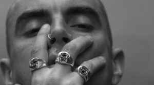 Primo piano alternativo di Alix Perez con dettaglio degli anelli indossati