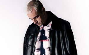 Alix Perez in un ritratto editoriale con giacca in pelle e camicia stampata Hannibal