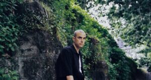 Alix Perez ritratto all'aperto tra la vegetazione in uno scatto del gennaio 2022