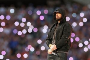Eminem in giacca nera durante un'apparizione pubblica allo stadio