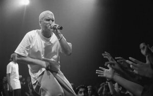 Eminem si esibisce dal vivo in una foto d'archivio in bianco e nero