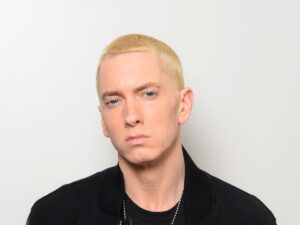 Eminem in un ritratto backstage del 2013, capelli biondo platino