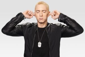 Eminem con capelli decolorati nell'iconico periodo Slim Shady