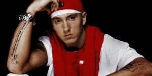 Eminem con bandana rossa in una foto promozionale dell'era Slim Shady