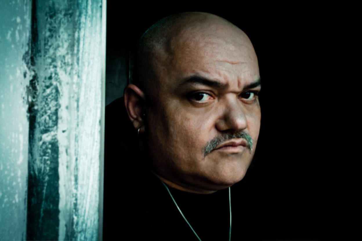 Ice One, producer romano, ritratto in primo piano con sguardo intenso e luce drammatica