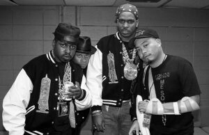 Foto in bianco e nero dei quattro membri dei 2 Live Crew in giacche da baseball