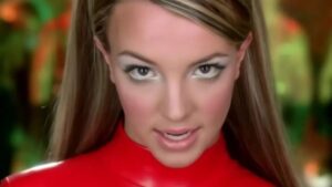 Britney Spears in un video musicale d'epoca, tra le prime pop star a esibirsi sui tacchi