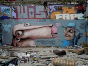 Street art e graffiti su una parete di quartiere popolare, codice visivo della periferia francese