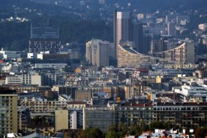 Palazzoni di edilizia popolare in una banlieue parigina, tipico paesaggio urbano della periferia francese