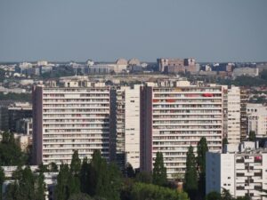 Cité popolare della banlieue parigina con palazzi in cemento e strade deserte