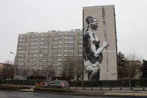 Murale di Kouka Ntadi raffigurante un guerriero bantu su un palazzo di periferia