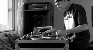 Il DJ Cut Killer ai piatti nella celebre scena di mixaggio del film La Haine