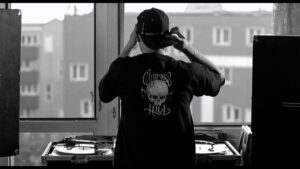 Cut Killer alla finestra con i piatti durante la scena di mix più celebre di La Haine