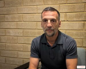 Mathieu Kassovitz durante un incontro pubblico sulla trasposizione teatrale di La Haine