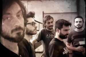 I cinque componenti della band Mokadelic in una foto di gruppo dai toni scuri e vintage