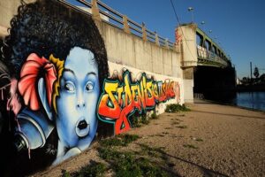 Graffiti in un quartiere della Seine-Saint-Denis, dipartimento simbolo del Rap francese